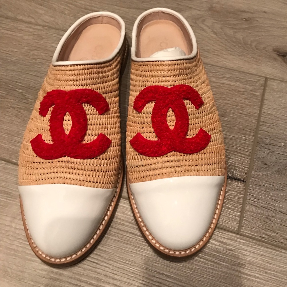 CHANEL Tan Raffia Espadrille Flats with Red Logo and White Cap Toe - Picture 2 of 5